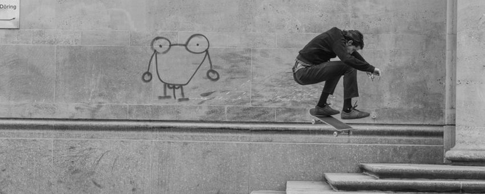 Skater haciendo un truco en la calle