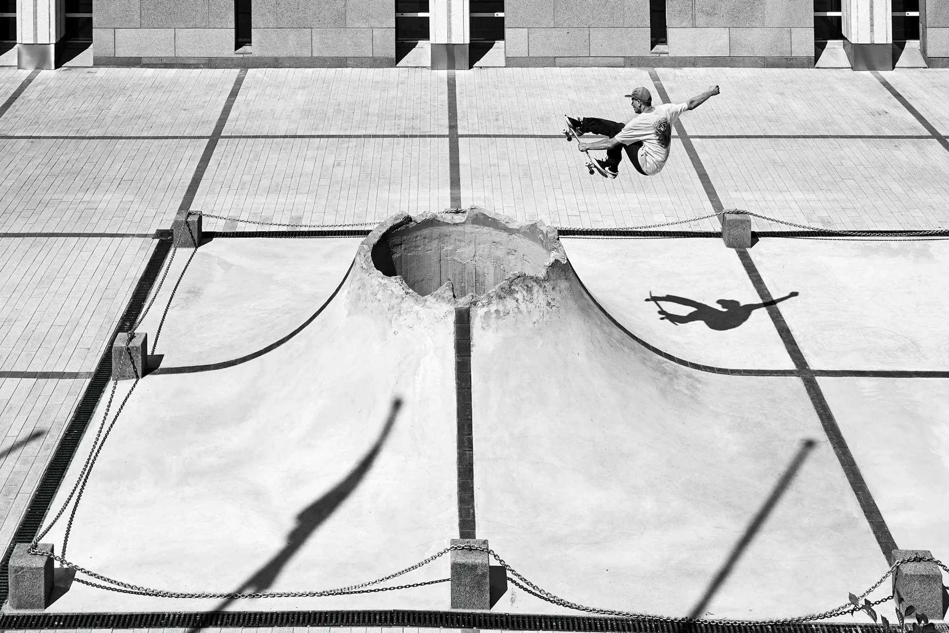Skater en el aire sobre un volcán de concreto