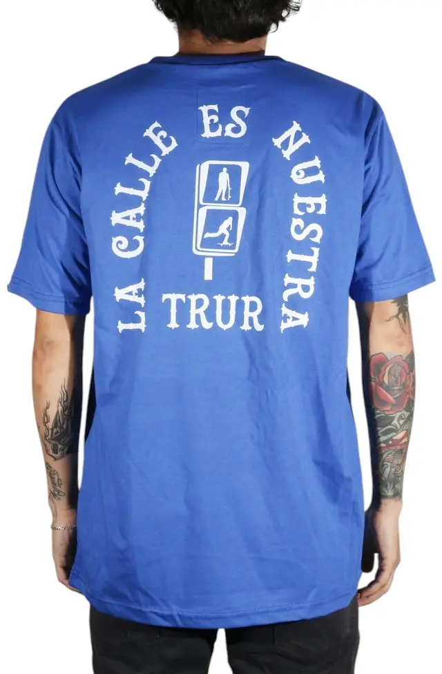 camiseta-trur-la-calle-es-nuestra-azul-atras-1ef53c176d585cfdc217318722569114-640-0-Photoroom.webp