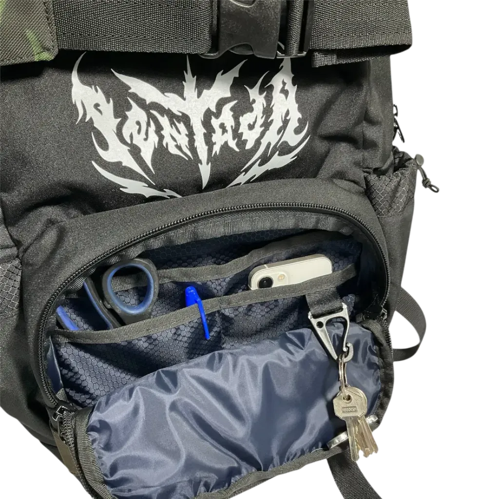 maleta-pentada-porta-skate-negro-camuflado-logo-metal-costal-de-anzuelos-1.webp