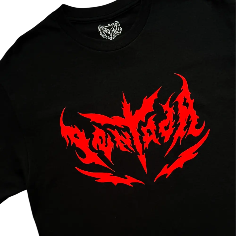 camiseta-pentada-metal-negro-rojo-2.webp