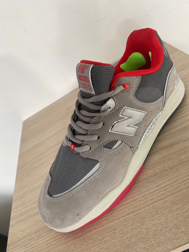 TENIS NEW BALANCE TIAGO 1010 GRIS/ROJO