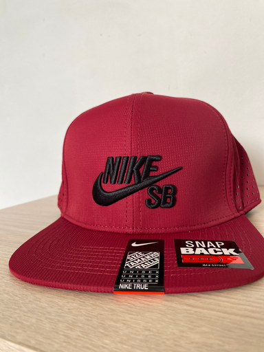 [47] GORRA NIKE SB VINOTINTO