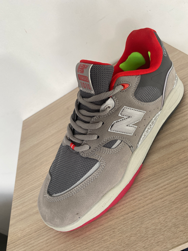 [166] TENIS NEW BALANCE TIAGO 1010 GRIS/ROJO